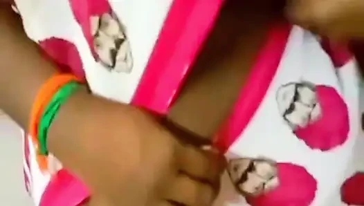 Ein cuckold-ehemann bewundert die schönheit seiner sexy Desi-ehefrau, nachdem er sie gebeten hat, einen sari zu tragen.