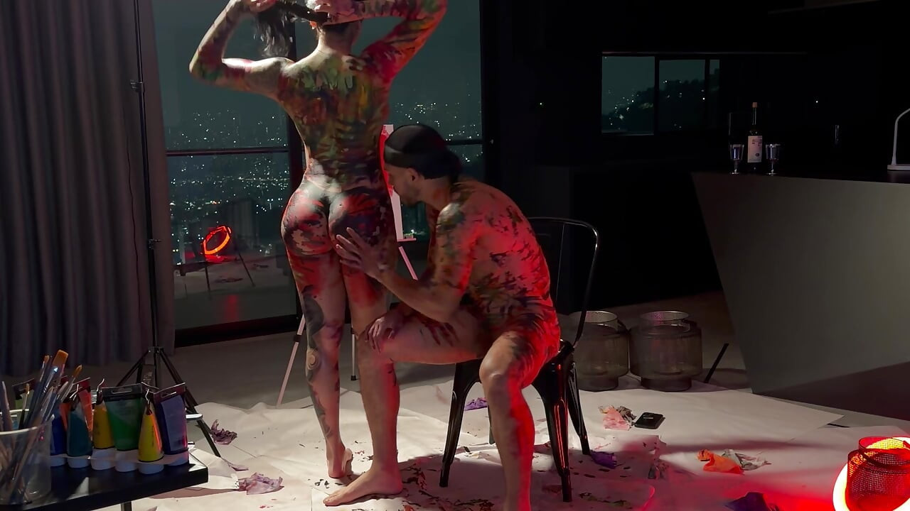 El profesor de pintura quería poner su polla en algunas tetas, así que lo invité y terminó follándome y dejando mi coño