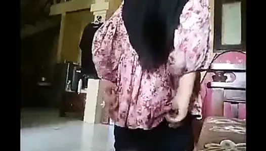 Woman with a big ass in a hijab fingered and fucked