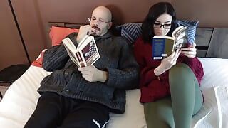 Leyendo libros y follando el culo