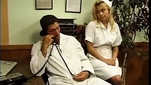 Опытная медсестра-блондинка с большими сиськами точно знает, как она может помочь хирургу перед трудной и продолжительной операцией