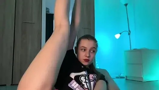 Jucielussie stretching full naked