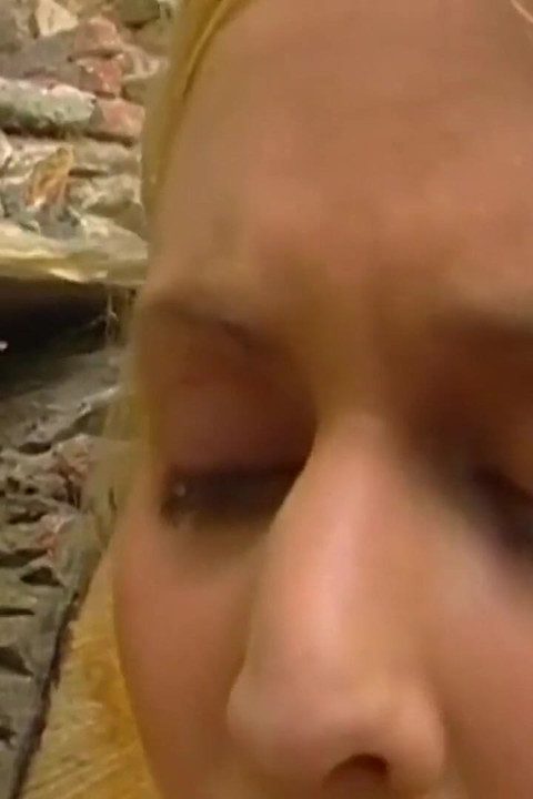 Ma copine blonde sexy et excitée veut que je baise son cul étroit avec ma bite bien dure et mouillée