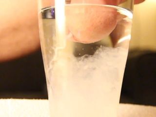 Close ejaculação de pau circuncidado em copo d&#39;água