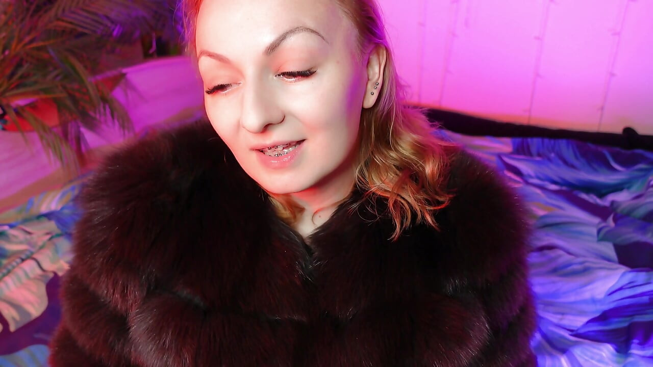 Roter lippenstift-fetisch und pelz