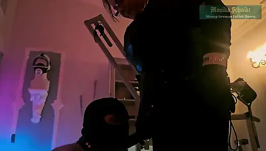 Monika Smith sakso eğitimi takma yaraklı kaltak sözlü aşağılama tükürüyor