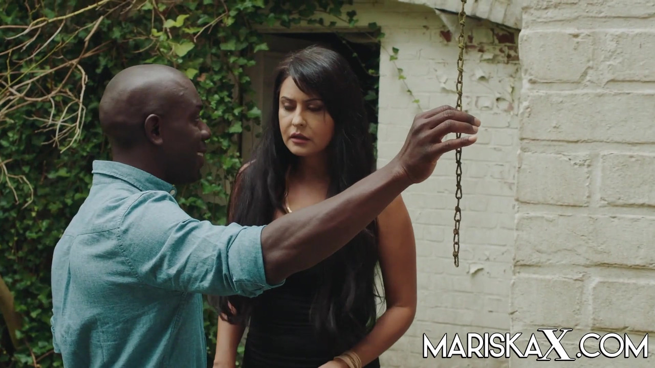 Mariskax mariska被她的丈夫提供给一个大黑鸡巴