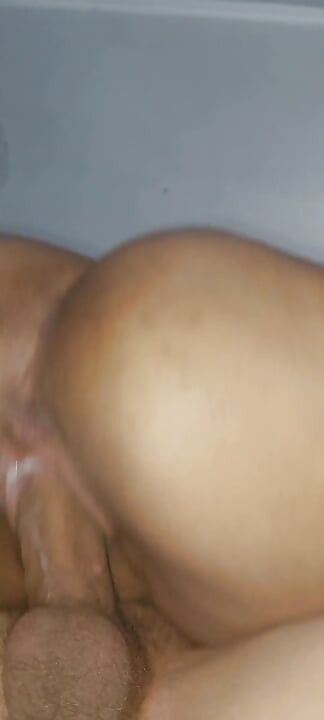Vanessinha était toute excitée de sperme après s’être assise sur moi sur le canapé