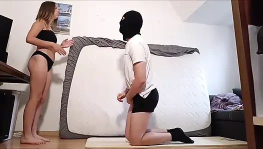 Ballbusting berdada dalam bikini