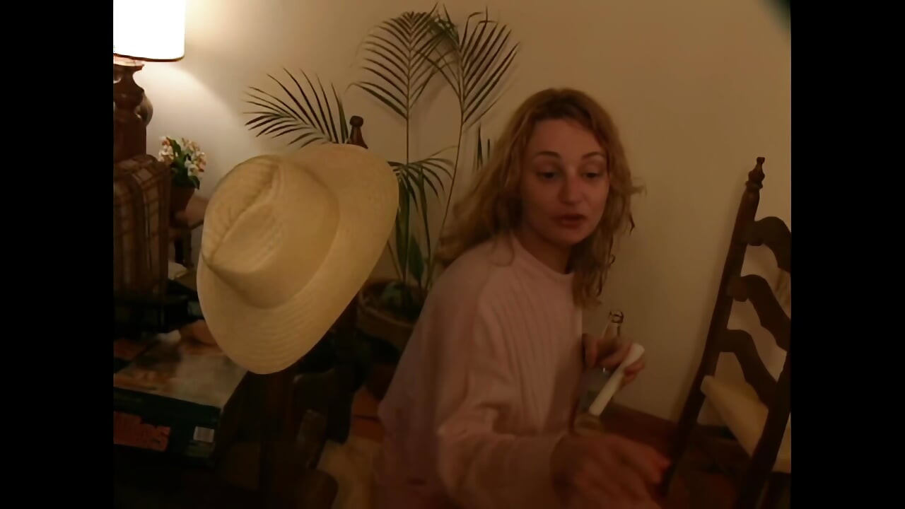 年轻的丽贝卡·巴杜 （Rebecca Bardoux） 前所未有地被撞在桌子上