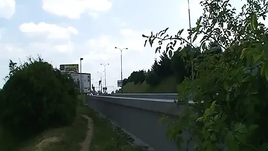 Outdoor-fick für eine blondine in schwarzen strümpfen