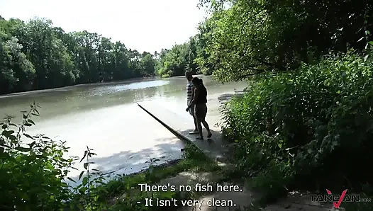 Блондинка с большой задницей скачет на стволе на заднем сиське фургона