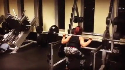 На корточках