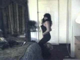 Wanita jahat menari ....