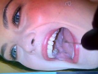 Pancutan mani dalam mulut terbuka Liv Tyler