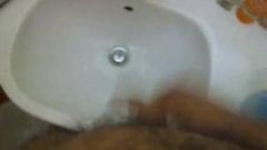 ホテルのバスルームで自家製ビデオを手コキ