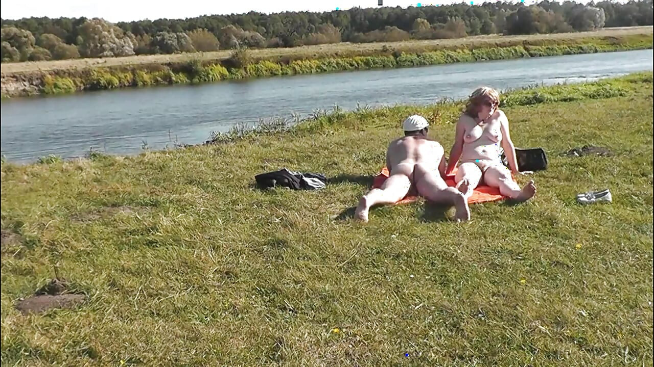 Minha esposa e amante tomando banho de sol nua na praia selvagem e fodendo de quatro Nua em nudistas públicos naturistas ao ar livre fora do sexo