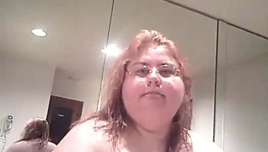 Tante semok rambut merah lagi asik nyepong kontol sambil bugil