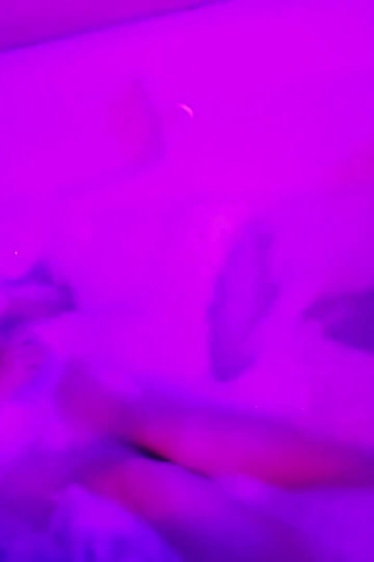 Ljubičasta svijetla jacuzzi kupka s Chloe Faye u glavnoj ulozi