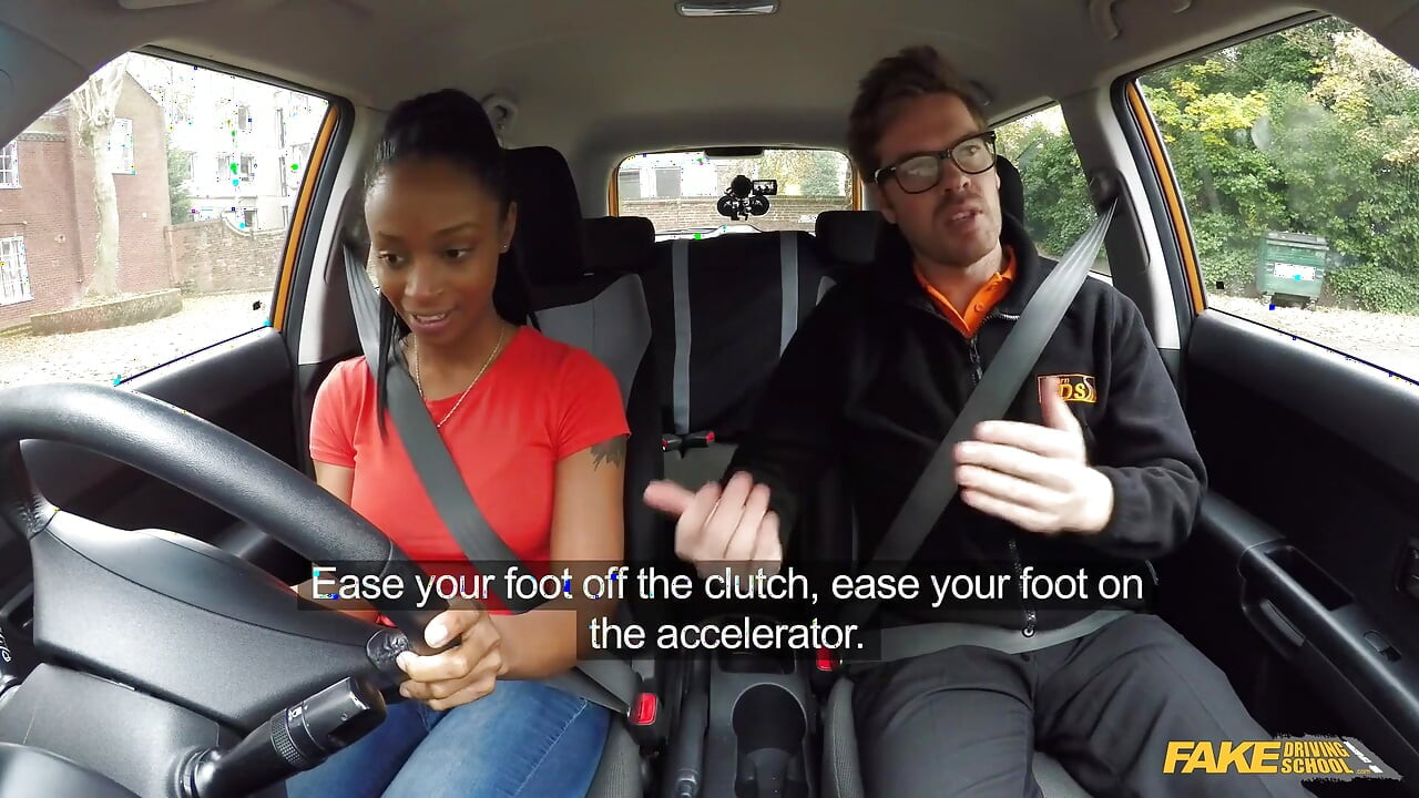 Fake Driving College - un faux moniteur d’auto-école sauve un élève désempadé d’un échec en chevauchant une bite bien dure