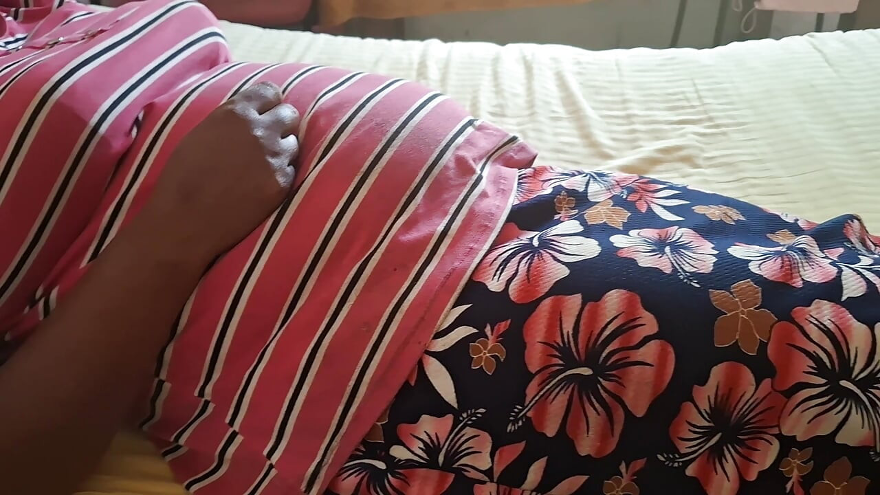 Milf stedmor, mens hun hviler på sengen