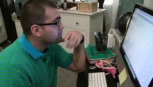 Betrügende ehefrau kümmert sich nicht darum, einen fremden vor ihrem ehemann zu ficken