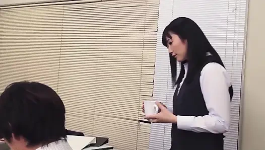 İç çamaşırlı Japon sahnesi-4 Japon sekreter yui watanabe ofiste kıllı amına boşalmanın tadını çıkarıyor