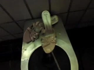 Wet Shoes - Weggeworfene Schuhe der Nachbarin nass gemacht