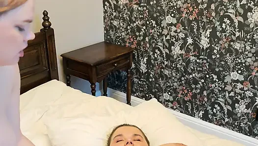 Seks anal swinger. Seks kelompok anal empat orang. Toket besar, kontol, butt plug, dan strap-on