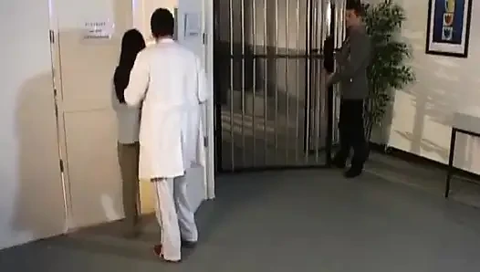 Ateşli Lezbiyenler Ve Tıp Odasında Sert Sikişiyor