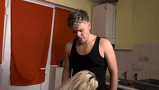 Крошку-блондинку с большими сиськами трахают