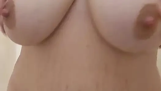 Waktu lagi mandi air dingin, aku muasin memekku pakai dildo