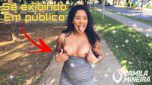 Novinha safada se exibindo EM PÚBLICO com um plug no cuzinho