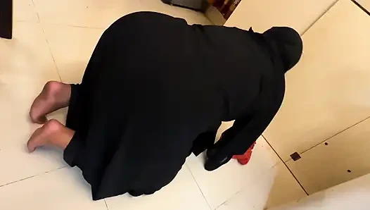 Египетская горячая мачеха застряла в шкафу, когда убиралась и открыла ее большую задницу для анального траха