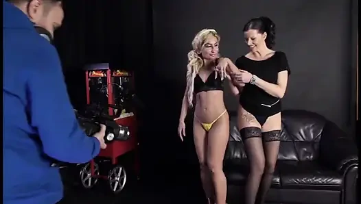 Blondine, zierliche auf großem schwanz... sperma im gesicht