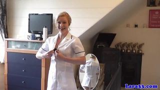 Enfermeiras maduras inglesas compartilham pau em trio