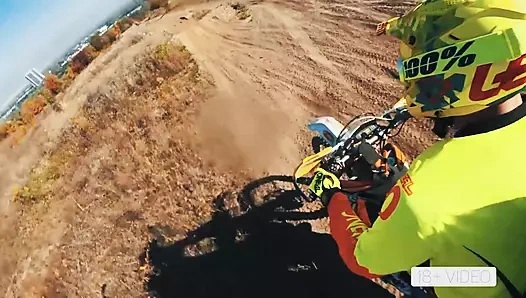 ANAL KASAR DI SEPEDA MOTOR KOTOR. MIA BANDINI