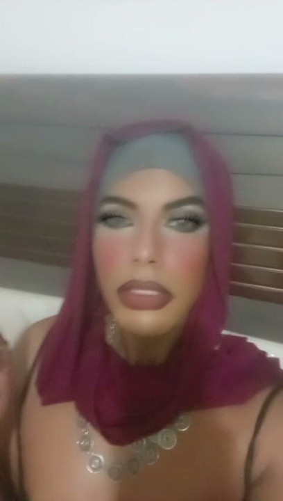 Arabska trans Mistress paląca papierosa