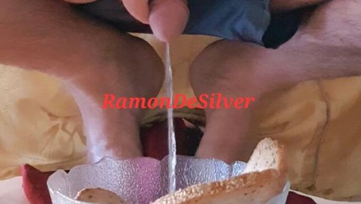 Mistrz Ramon serwuje twoje śniadanie z moczem, plwociną i swoją boską spermą. zjedz wszystko i poliż miskę do czysta!