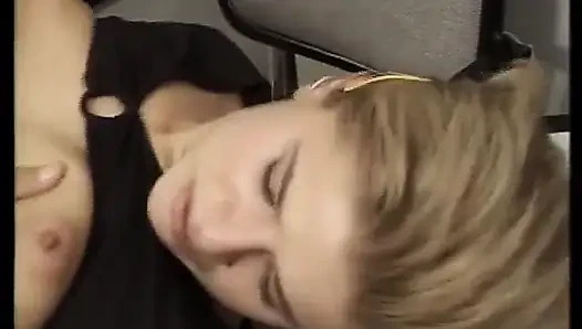 Sevimli Alman genç kızın yüzüne bolca döl boşalıyor