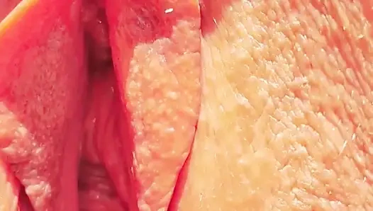 Dewasa terangsang menunjukkan memek terbuka super close up.