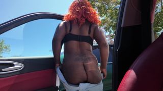 Черная проститутка выставляет на показ ее задницу