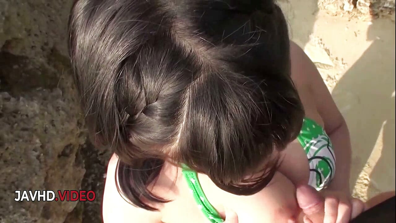 A aventura sensual de Megumi Haruka a chupar paus na praia