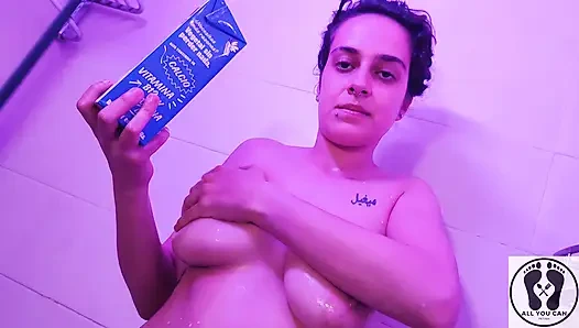 ПОЛНАЯ СЦЕНА В ДУШЕ, СМАЗАННАЯ МАСЛОМ ТЕЛО, ФЕТИШ, МОЛОКО, НАЛИВАЕТ МЕНЯ