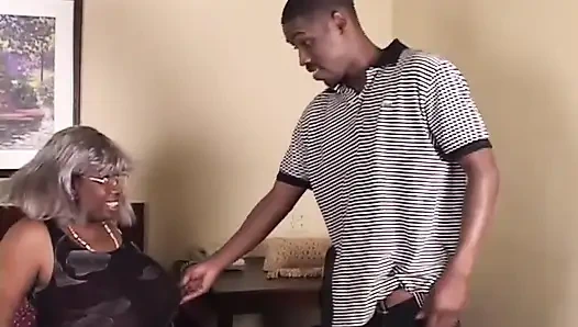 Черная милфа с очень огромными сиськами обожает большой черный хуй в киске во рту