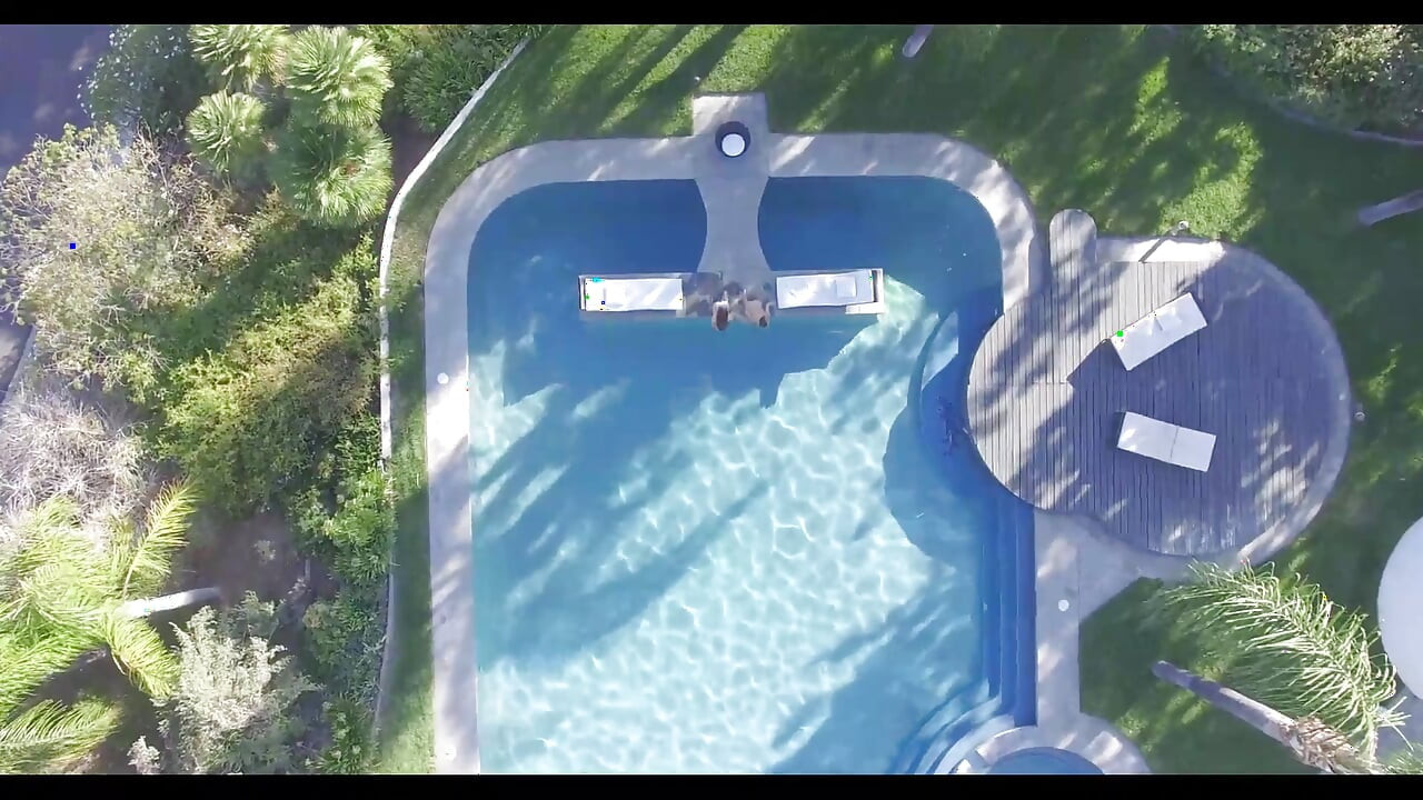 Aventura cu ejaculare feminină singură în piscină