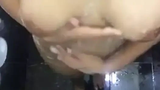 Индийская пухлая крошка с большими сиськами принимает душ
