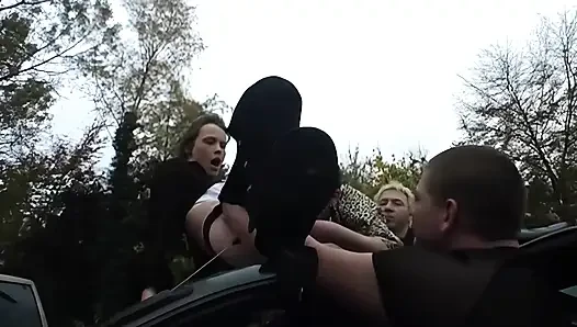 Шлюшку жестко трахают в машине и на улице несколько мужиков