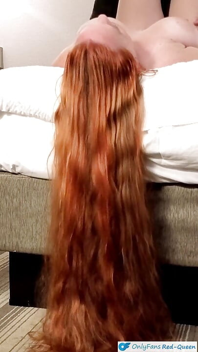 Uzun kızıl saçımla sikiliyorum yerde zıplıyor ve sallanıyor - saç fetişi videosu