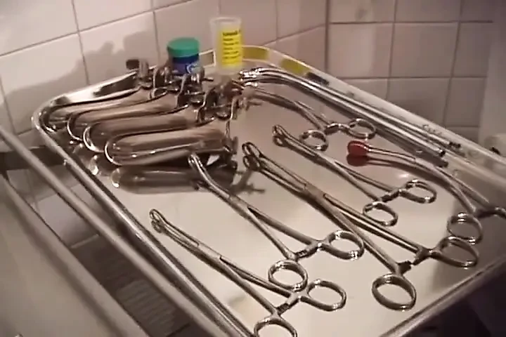 Milf brinetu udaraju po dupetu i sise kažnjavaju